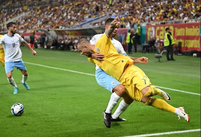 דניס אליבק שחקן נבחרת רומניה מול מיגל ויטור שחקן נבחרת ישראל