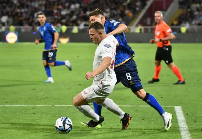 ג'רדאן שאקירי שחקן נבחרת שוויץ לפני פלורנט מוסלייה שחקן נבחרת קוסובו