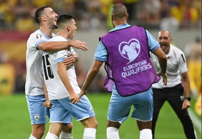 שחקני נבחרת ישראל חוגגים עם אוסקר גלוך