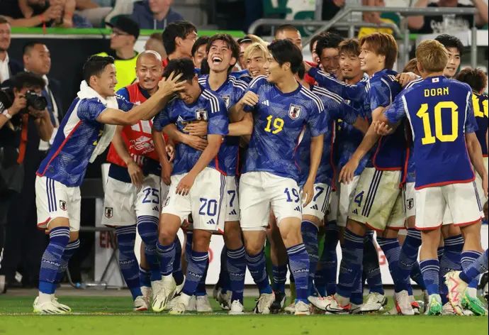שחקני נבחרת יפן חוגגים