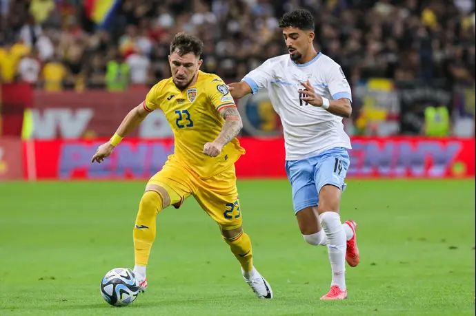 שחקן נבחרת ישראל רוי רביבו, מול שחקן נבחרת רומניה דיאן סורסקו