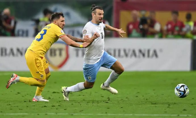 שחקן נבחרת ישראל שון גולדברג מול שחקן נבחרת רומניה דיאן סורסקו