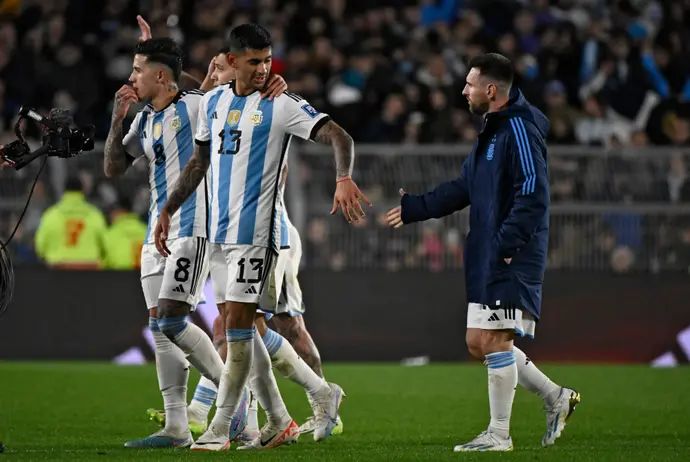 ליאונל מסי עם כריסטיאן רומרו, שחקני נבחרת ארגנטינה