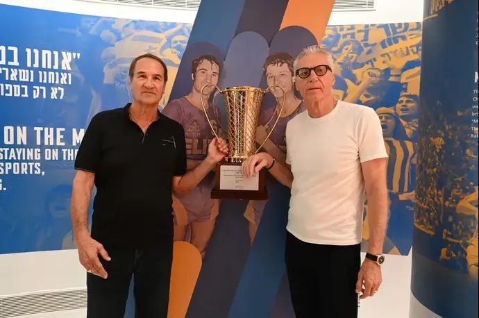 מיקי ברקוביץ' וטל ברודי מחזיקים את גביע אירופה