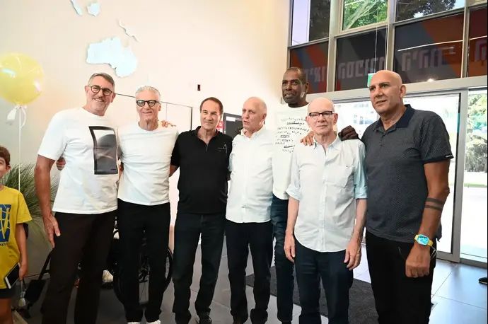 מימין לשמאל : דורון ג'מצ'י, בוב גריפין, אולסי פרי, מוטי ארואסטי, טל ברודי, מיקי ברקוביץ', ושוקי שוורץ