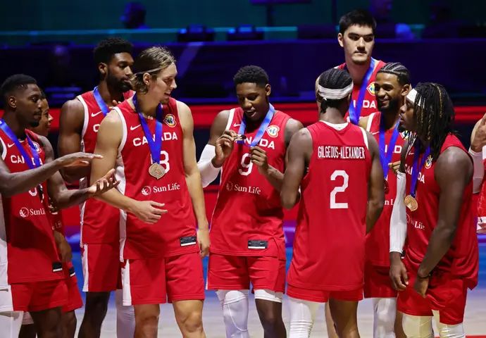 שחקני נבחרת קנדה עם מדליית הארד