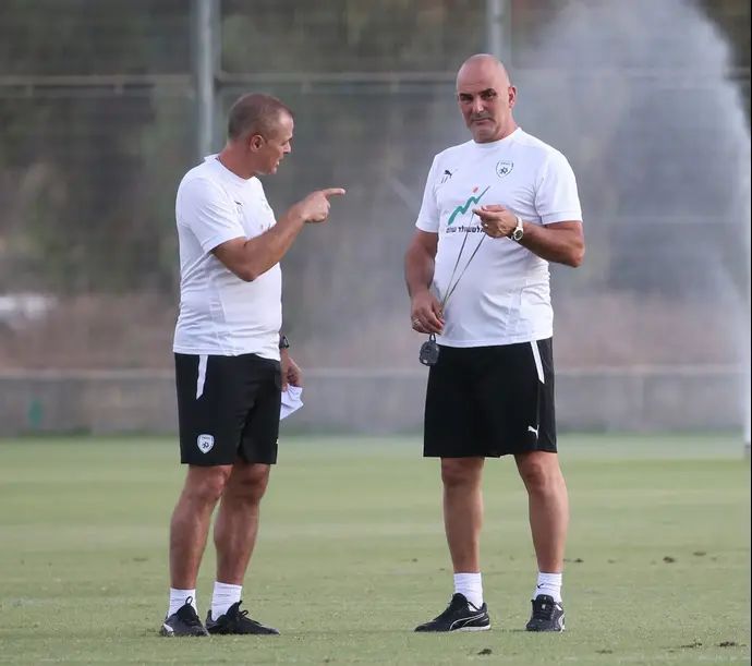 אלון חזן מאמן נבחרת ישראל עם עוזרו אלון חרזי