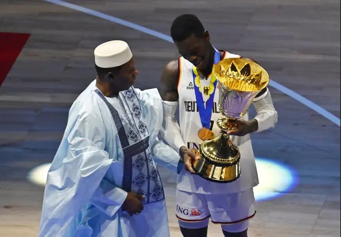 שחקן נבחרת גרמניה דניס שרודר מקבל את פרס השחקן המצטיין של גביע העולם בכדורסל