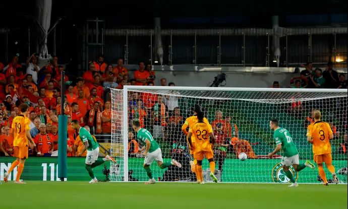 אדם אידה חוגג יחד עם שחקני נבחרת אירלנד