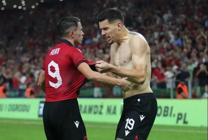 מירלינד דאקו חוגג יחד עם יאסיר אסאני נבחרת אלבניה