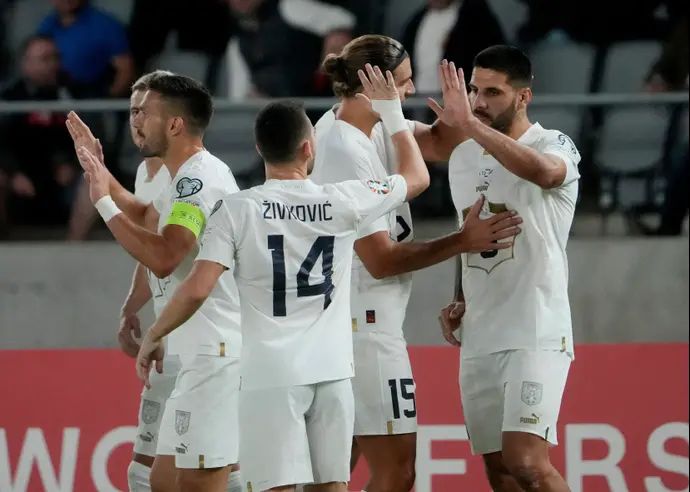 אלכסנדר מיטרוביץ' חוגג יחד עם שחקני נבחרת סרביה