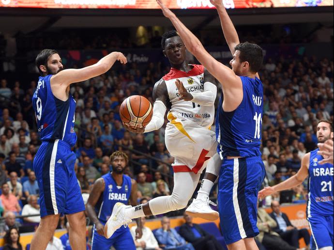 דניס שרודר שחקן נבחרת גרמניה מול גיא פניני, עומרי כספי