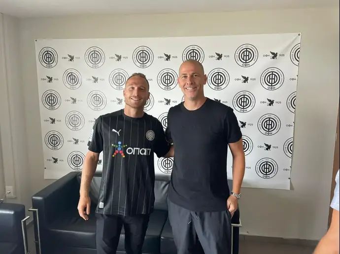 דן גלזר מוצג באופי כרתים לצד סוכנו אבי נמני