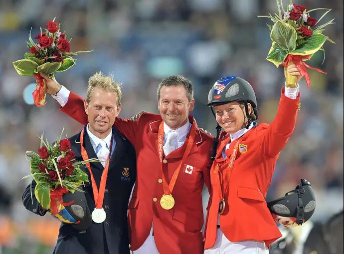 רוכב הסוסים אריק למאז מקנדה, זוכה במדליית זהב בקפיצות ראווה