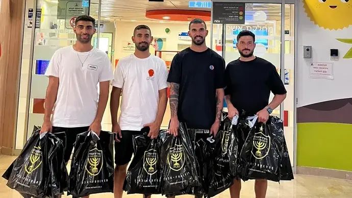 שחקני בית"ר ירושלים משמחים ילדים בבית החולים