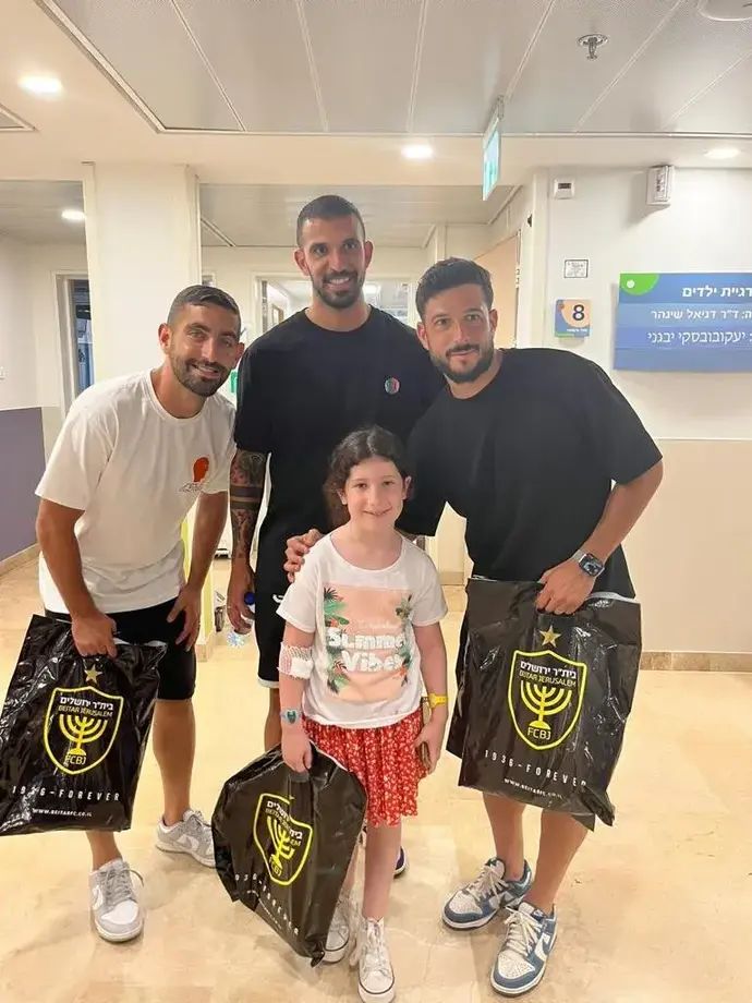שחקני בית"ר ירושלים משמחים ילדים בבית החולים