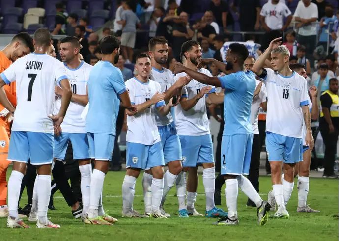 שחקני נבחרת ישראל חוגגים