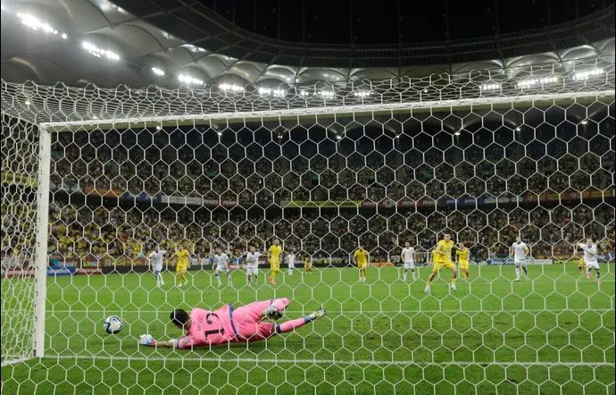 אריאנט מוריץ' שוער נבחרת קוסובו עוצר פנדל של ניקולאה סטנצ'ו שחקן נבחרת רומניה