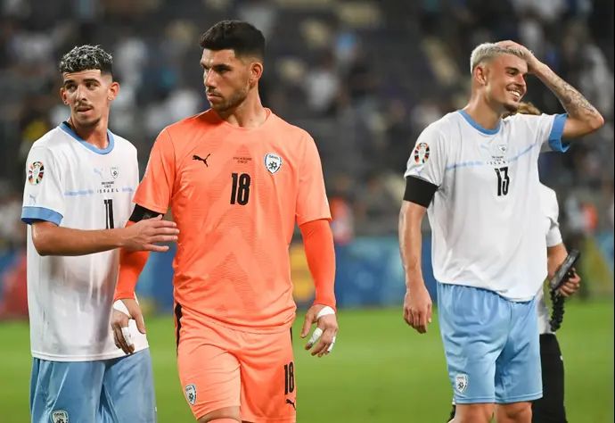 עומרי גלזר שוער נבחרת ישראל לצד דור תורג'מן