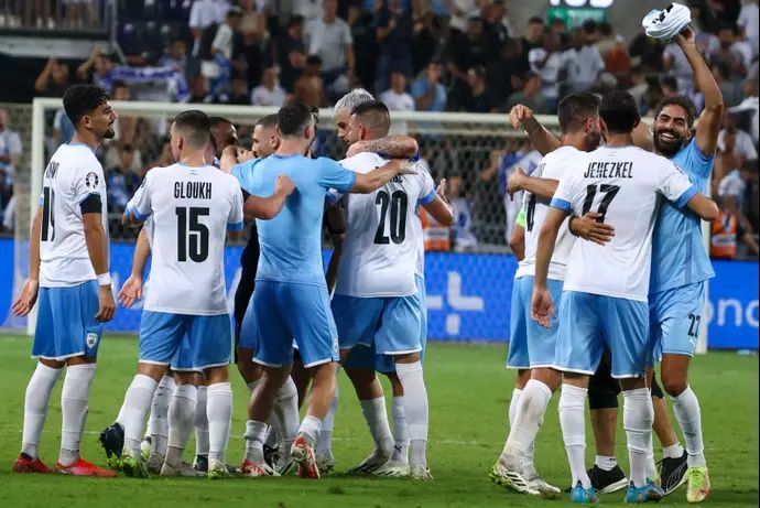 שחקני נבחרת ישראל חוגגים