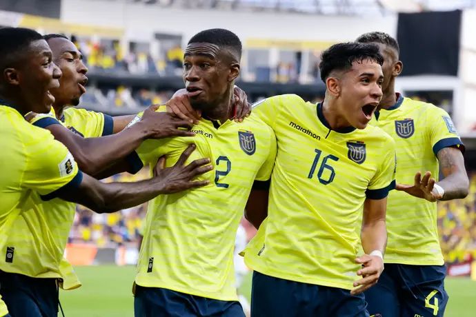 שחקני נבחרת אקוודור חוגגים עם פליקס טורס