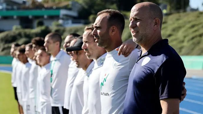 גדי ברומר מאמן נבחרת הנערים עם עוזרו ניצן דמארי