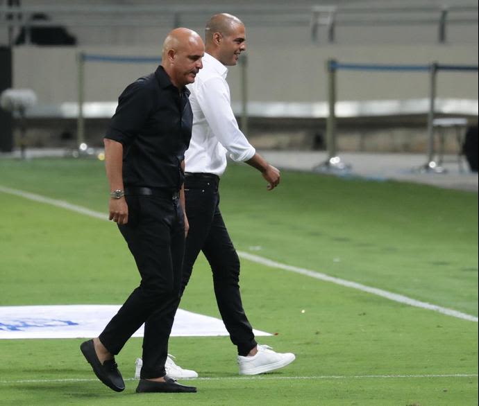 מאמן הפועל באר שבע יוסי אבוקסיס עם מאמן מכבי פתח תקוה גיא לוזון