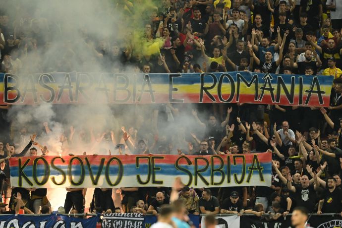 שלט "קוסובו היא סרביה" ביציע אוהדי נבחרת רומניה