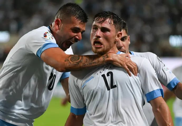 גבי קניקובסקי חוגג יחד עם תאי בריבו נבחרת ישראל