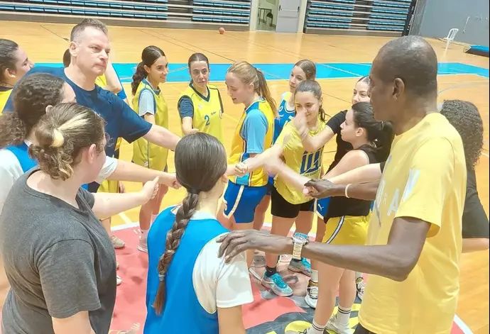 אולסי פרי עם הנערות של מכבי ת"א