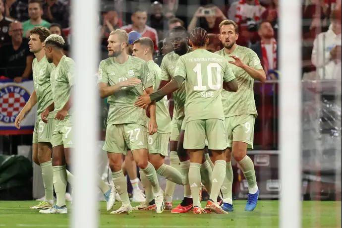 הארי קיין חוגג יחד עם שחקני באיירן מינכן