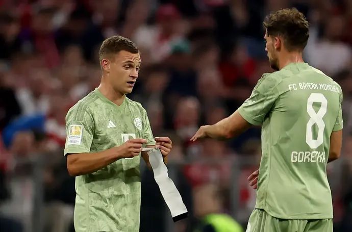 שחקן באיירן מינכן יוזואה קימיש מעביר את סרט הקפטן אל לאון גורצקה