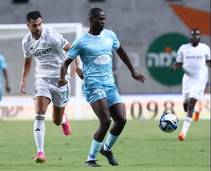 מואיז אדילהו שחקן מכבי פתח תקוה לפני דין דוד שחקן מכבי חיפה