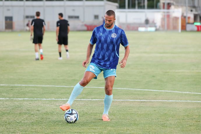 בן שהר שחקן מכבי פתח תקוה בחימום
