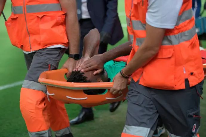 תומא למאר שחקן אתלטיקו מדריד מפונה על אלונקה