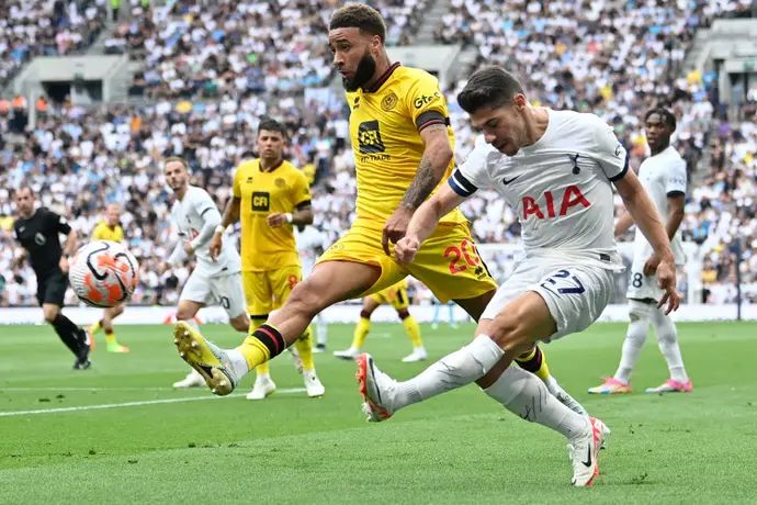 מנור סולומון שחקן טוטנהאם מול ג'יידן בוגל שחקן שפילד יונייטד