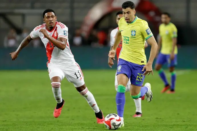 שחקן נבחרת ברזיל גבריאל מרטינלי מול שחקן נבחרת פרו חסוס קסטייו