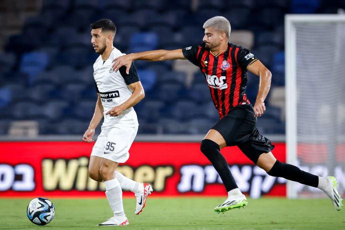 לוקאס סלינאס שחקן מ.ס. אשדוד לפני תומר יוספי שחקן הפועל חיפה