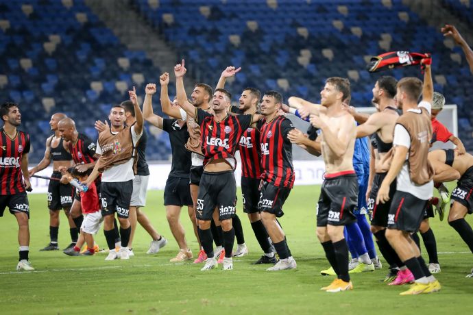 שחקני הפועל חיפה חוגגים