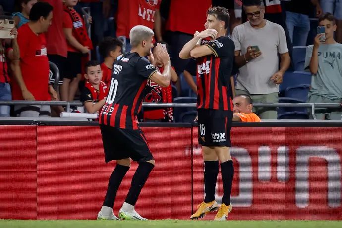 שחקן הפועל חיפה גיא מלמד עם תומר יוספי