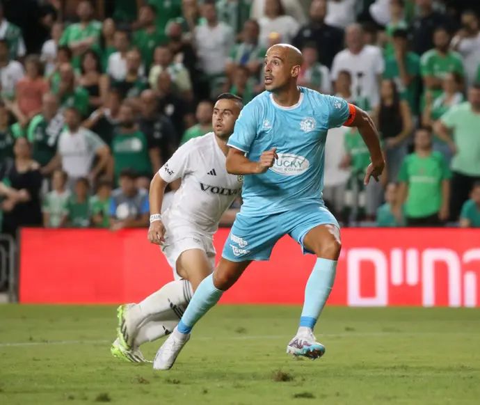 טל בן חיים שחקן מכבי פתח תקוה לפני דיא סבע שחקן מכבי חיפה