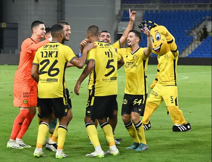 איתן אזולאי כרם ג'אבר שחקני מכבי נתניה חוגגים