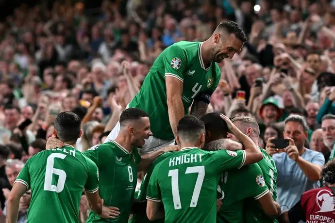 שחקני נבחרת אירלנד חוגגים