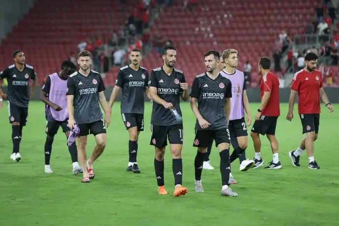 דן איינבינדר לצד אלן אוז'בולט הפועל תל אביב