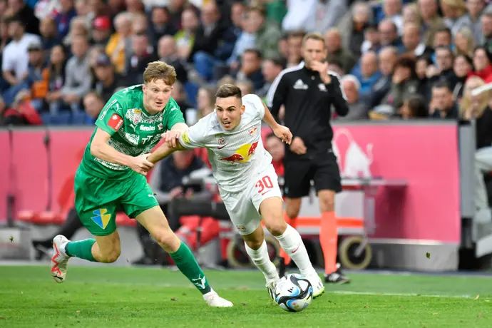 אוסקר גלוך שחקן רד בול זלצבורג מול דויד יאונג שחקן טירול