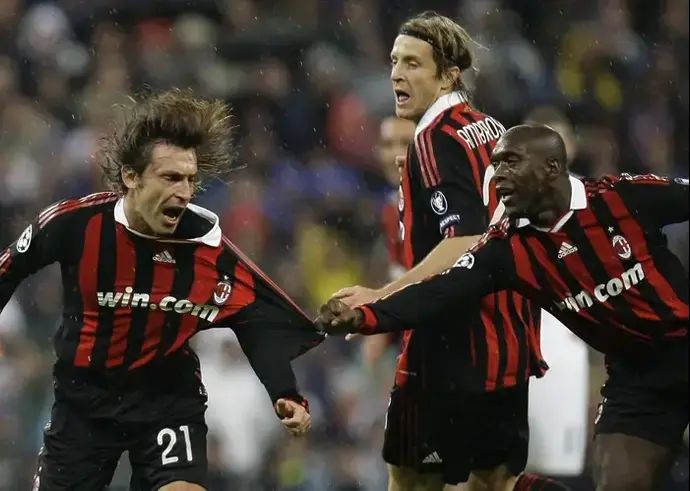 שחקן מילאן, אנדראה פירלו, חוגג עם חבריו לקבוצה, מאסימו אמברוסיני, קלרנס סיידורף