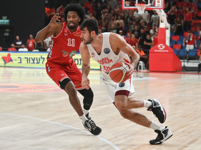 שחקן הפועל ירושלים יובל זוסמן מול שחקן הפועל תל אביב ברייאן אנגולה