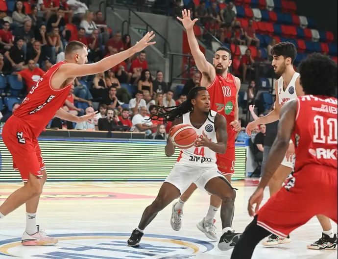 שחקן הפועל ירושלים ספידי סמית' מול שחקן הפועל תל אביב בר טימור