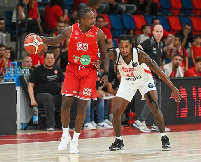 שחקן הפועל תל אביב ג'ייקובן בראון מול שחקן הפועל ירושלים ספידי סמית'