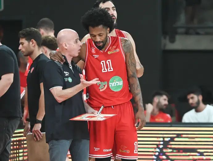 שחקן הפועל תל אביב ברייאן אנגולה עם דני פרנקו